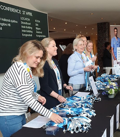 Studentvärdar
och personal från Svensk sjuksköterskeförening registrerar deltagare vid ankomst till VFU-konferensen.
Foto: Viktoria Alvinger